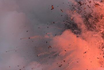 Pink steam (Photo: Tom Pfeiffer)