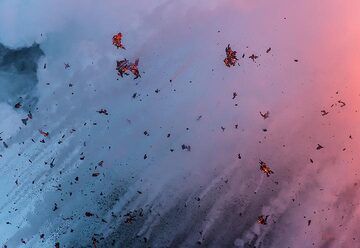 Zoom onto flying lava (Photo: Tom Pfeiffer)