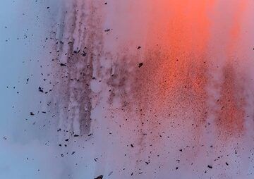 Ses graines suivies de traînées de vapeur retombent dans l'océan où elles se transforment en sable noir. (Photo: Tom Pfeiffer)