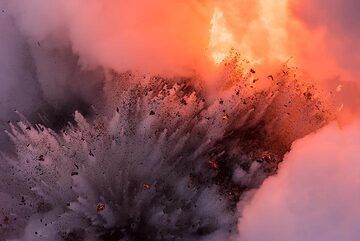 Une brève vue de la lance à incendie derrière l'alimentation de l'activité explosive constante. (Photo: Tom Pfeiffer)