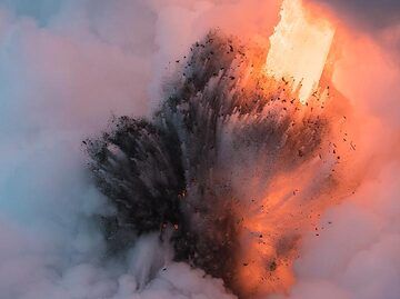 La vapeur apparaît désormais blanche avec des teintes bleuâtres ou roses et oranges, selon l'intensité avec laquelle elle est éclairée par la lance d'incendie extrêmement brillante. (Photo: Tom Pfeiffer)