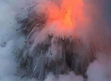 Explosion et lueur de la lance à incendie qui brille à travers la vapeur (Photo: Tom Pfeiffer)