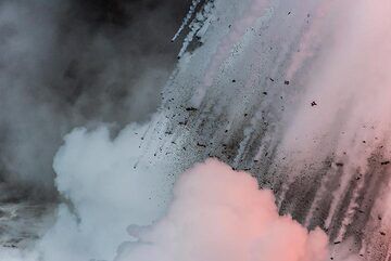 Steam meets steamy lava trails (Photo: Tom Pfeiffer)