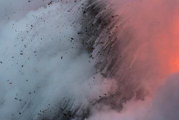 Bluish and pink steam (Photo: Tom Pfeiffer)