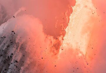Pink steam (Photo: Tom Pfeiffer)