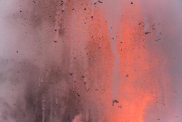 Pink steam during a calmer moment with only few lava fragments. (Photo: Tom Pfeiffer)