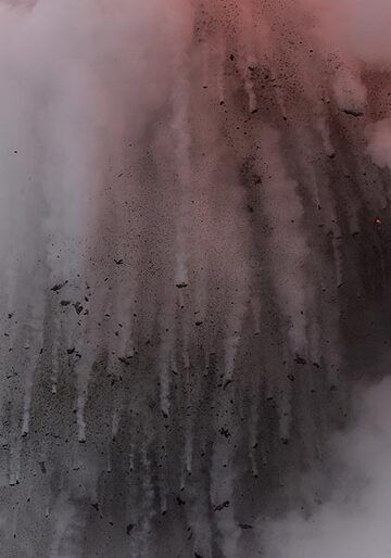 Free fall of barely cooled lava blocks and sand. (Photo: Tom Pfeiffer)