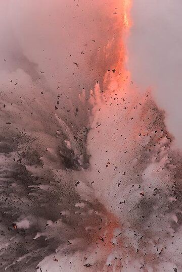 Lava shooting into the air (Photo: Tom Pfeiffer)