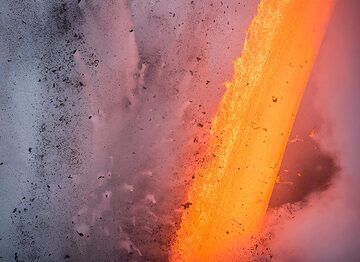 Yellow fire (Photo: Tom Pfeiffer)