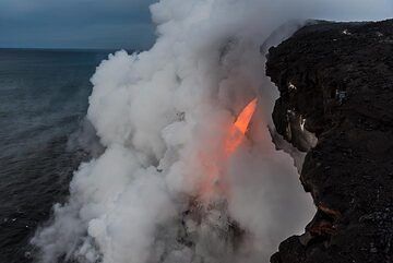 Des nuages de vapeur denses couvrent généralement la majeure partie de la scène. (Photo: Tom Pfeiffer)