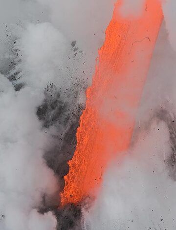 Austretende Gasblasen an der Oberfläche der Lava verursachen ihre unregelmäßige Oberfläche. (Photo: Tom Pfeiffer)