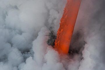 As daylight increases, the color of the lava hose becomes red. (Photo: Tom Pfeiffer)