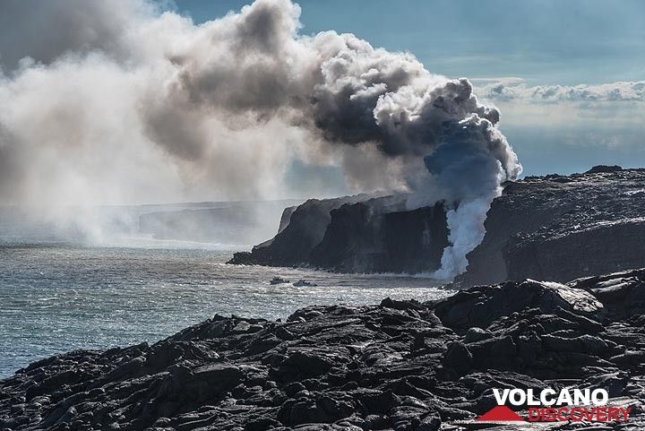The white steam plume from the Kamokuna ocean entry seen from the observation area on 20 March 2017. (Photo: Tom Pfeiffer)