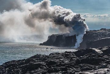 Le panache de vapeur blanche provenant de l'entrée de l'océan de Kamokuna vu depuis la zone d'observation le 20 mars 2017. (Photo: Tom Pfeiffer)