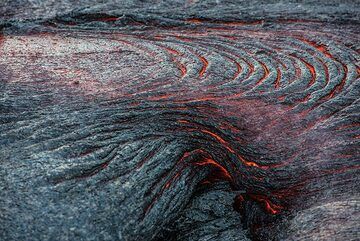 Folds and ropes are caused by different velocities of the soft skin dragged by the more liquid lava flowing faster underneath. (Photo: Tom Pfeiffer)
