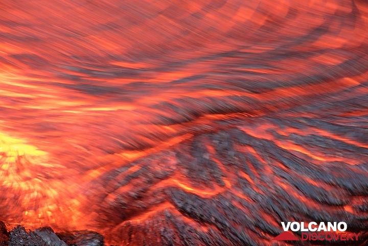 Orange "red hot" lava in motion (Photo: Tom Pfeiffer)