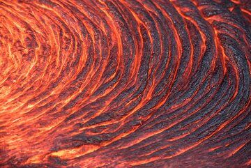 Actively forming, regular lava "ropes" on a breakout flow. (Photo: Tom Pfeiffer)