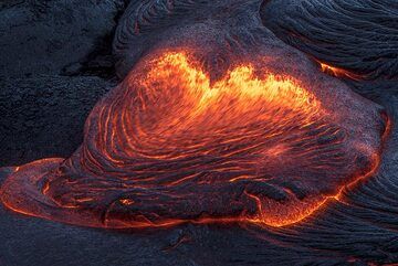 A broad lava toe forms ropes at its stalled front. (Photo: Tom Pfeiffer)