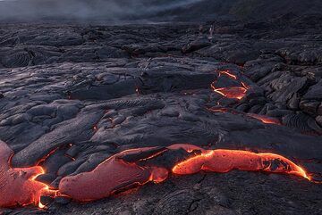 Pressure of lava under the hardened crust has lifted it up, and lava oozes out from the margins. (Photo: Tom Pfeiffer)