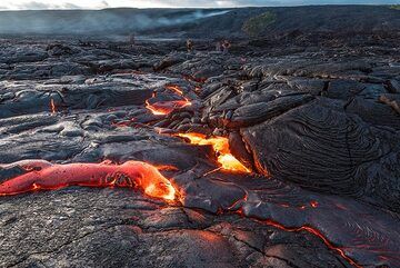 The lava flow in the dark is very attractive. (Photo: Tom Pfeiffer)