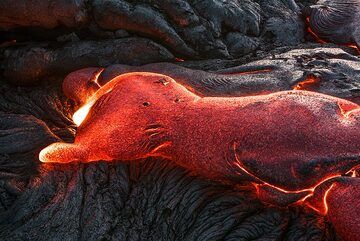 Slow-moving pahoehoe lava at dusk. (Photo: Tom Pfeiffer)