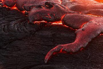 A narrow lava tongue, reminding of a snake or elephant trunk. (Photo: Tom Pfeiffer)