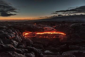 We watch as the lava flow gradually fills in a local small depression. (Photo: Tom Pfeiffer)