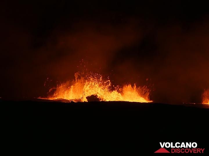 Day1: Large gas bubbles explode through the surface of the lava lake, splashing lava against the crater wall and creating red hot lava droplets (Photo: Ingrid Smet)