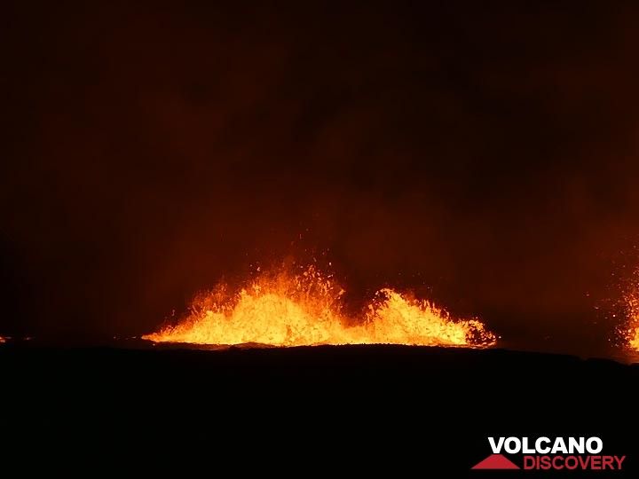 Tag 1: Große Gasblasen explodieren durch die Oberfläche des Lavasees, spritzen Lava gegen die Kraterwand und erzeugen glühende Lavatröpfchen (Photo: Ingrid Smet)