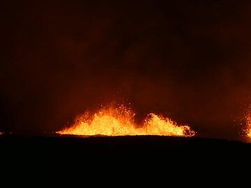 Jour 1 : De grosses bulles de gaz explosent à la surface du lac de lave, projetant de la lave contre la paroi du cratère et créant des gouttelettes de lave brûlantes. (Photo: Ingrid Smet)