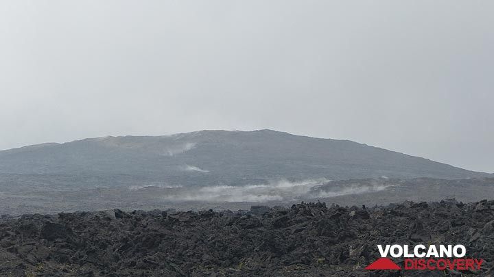 Tag 2: Nahaufnahme des fernen Lavafeldes Pu´u O´o und des Dampfes, der aus der Umgebung der noch heißen Lavaströme aufsteigt (Photo: Steven Van den Berge / Lana Van Heghe)