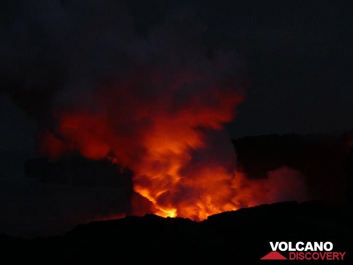 Tag 2: Manchmal bläst der Wind den Dampf weg und für den Bruchteil einer Sekunde haben wir einen Blick auf die rotglühende Lava, die ins Meer fließt. (Photo: Ingrid Smet)