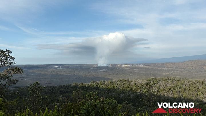 Jour 3 : Vue sur la caldeira du Kilauea depuis près de la Maison du Volcan, avec le cratère Halema'uma'u au centre et la silhouette de Mauno Loa à droite (Photo: Ingrid Smet)