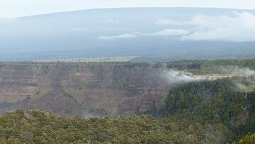 Day 3: Closer view of the inner wall of Kilauea caldera. with Mauna Loa´s silhouette in the background and steam emanating from active vents along Steaming Bluff (right) (Photo: Steven Van den Berge / Lana Van Heghe)