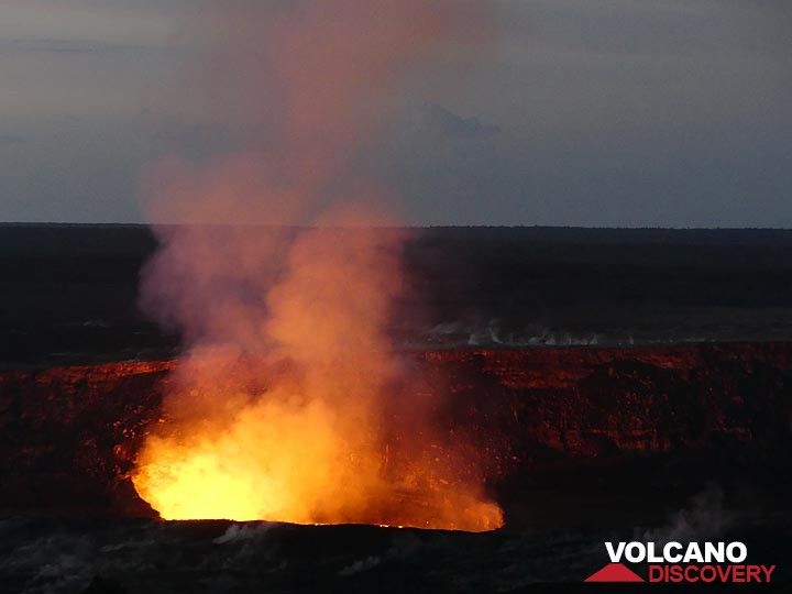 Tag 3: Wenn das Morgenlicht stärker wird, wird das rote Leuchten der kochenden Lavaseen, das sich an den Innenwänden des Halema´uma´u-Kraters spiegelt, weniger sichtbar (Photo: Ingrid Smet)