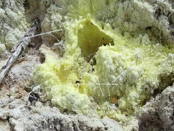 Day 3: Drops of sulphuric acid are often seen dangling from above the fumarole vent, they are the intrermediary step between hydrogen sulfide gas and solid sulfur (Photo: Ingrid Smet)