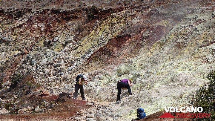 Day 3: Exploring the mineral deposits at Sulphur Banks (Photo: Steven Van den Berge / Lana Van Heghe)