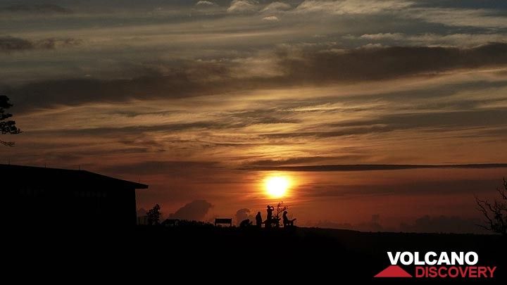 Tag 3: Beobachtung des Sonnenaufgangs und des Halema´uma´a-Lavasees vom Aussichtspunkt des Jaggar-Museums (Photo: Steven Van den Berge / Lana Van Heghe)