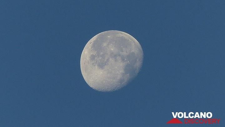 Tag 3: Der Mond steht hoch über dem Mauna Loa (Photo: Steven Van den Berge / Lana Van Heghe)