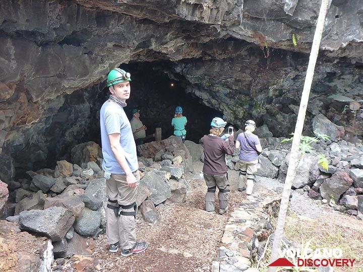 Day 4: Going down and entereing the lava tubes of Kula Kai caverns. (Photo: Ingrid Smet)