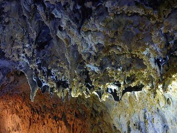 Jour 4 : Minéralisations colorées sur les parois et le plafond du tube de lave (Photo: Ingrid Smet)