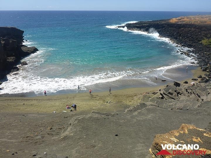 Jour 4 : Green Sand Beach s'est formée dans une petite baie le long de la pointe sud d'Hawaï, où se sont accumulés des cristaux volcaniques verts. (Photo: Ingrid Smet)