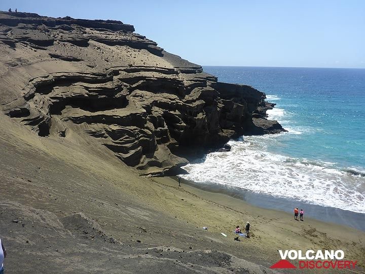 Jour 4 : Les couches volcaniques qui forment les limites de la baie contiennent le minéral vert, l'olivine, qui s'érode et s'accumule en dessous pour former une plage de sable vert. (Photo: Ingrid Smet)