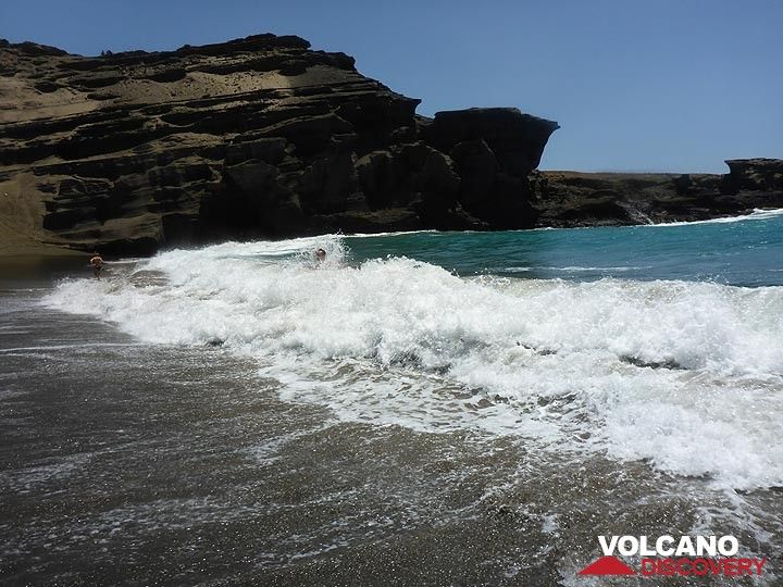 Jour 4 : Malgré le fait que la plage de sable vert se trouve dans une petite baie abritée, les vagues sont assez fortes ! (Photo: Ingrid Smet)