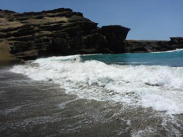 Day 4: Despite the fact that the green sand beach is in a small sheltered bay, the waves are pretty strong! (Photo: Ingrid Smet)