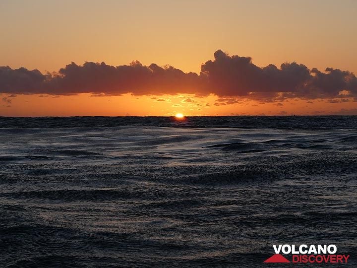 Jour 5 : Lever du soleil le dimanche de Pâques lors d'une excursion en bateau pour aller voir de près l'entrée de l'océan de lave de Kamokuna... (Photo: Ingrid Smet)