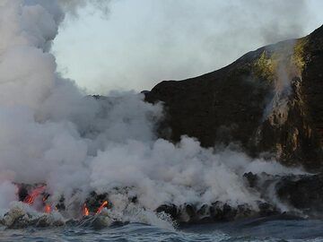 Day 5: View of the Kamukona ocean entry on 16 April 2017. Lava flows reached the ocean in July 2016 and had build up a large new bench which collapsed on New Year 2017, after which the feeding tube of the lava flow was exposed high in the cliffs - the area just below the yellow sulphur minralisations on the right. It took almost 3 months for the lava to encase itself again and built the new bench from where we now saw it flowing into the ocean. (Photo: Ingrid Smet)