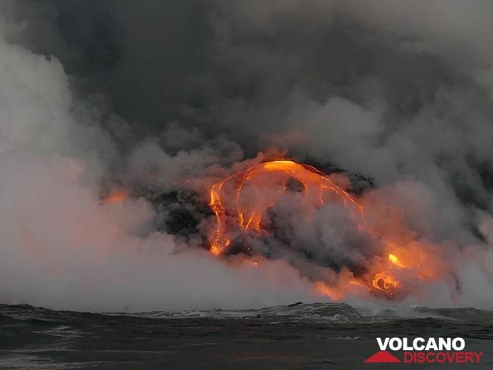 Day 5: Glimpse of a wider lava flow running down into the ocean (Photo: Ingrid Smet)