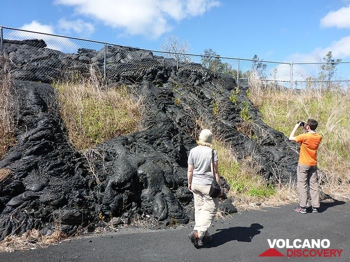 Day 5: The metal wiring on the hill bordering the waste transfer station surprisingly contained most of the 2015 Pahoa lava flow that ran past it in parallel direction (Photo: Ingrid Smet)