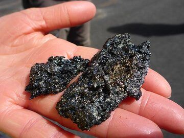 DAy 5: Colourful interior of small pieces of lava from the 2015 Pahoa flow (Photo: Ingrid Smet)